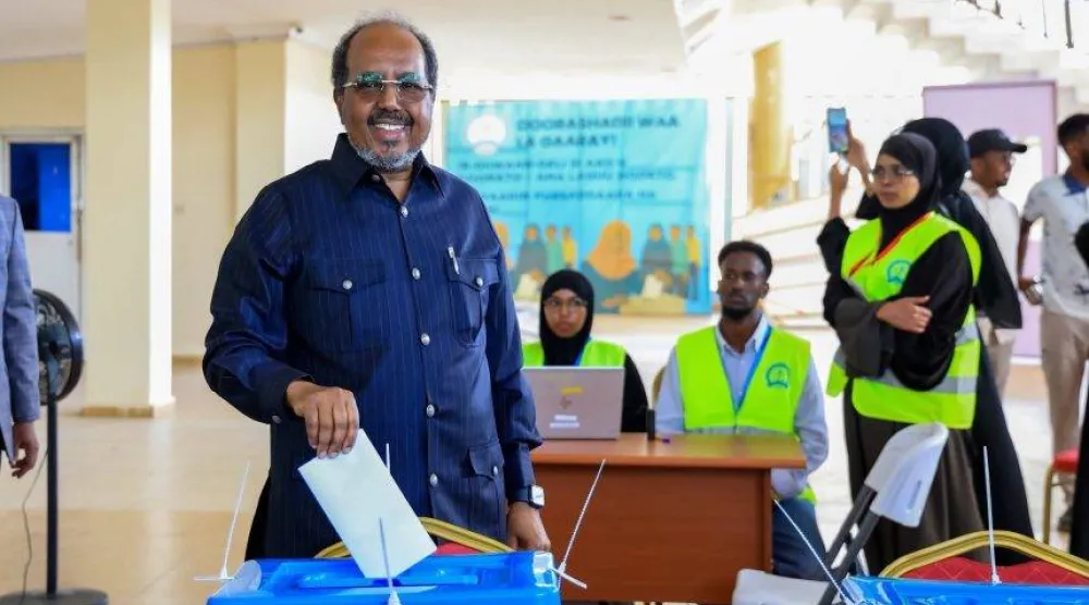 الرئيس الصومالي حسن شيخ محمود خلال الإدلاء بصوته (وكالة الأنباء الصومالية) 