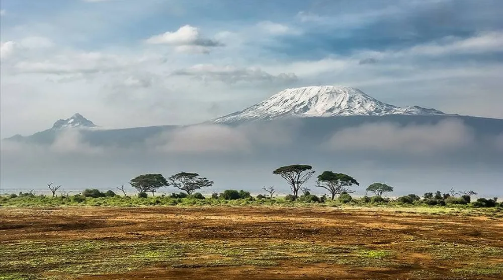 يشتهر جبل كليمنجارو بقمّته المغطّاة بالثلوج، ويلقب بـ«سقف إفريقيا» (أ.ب)