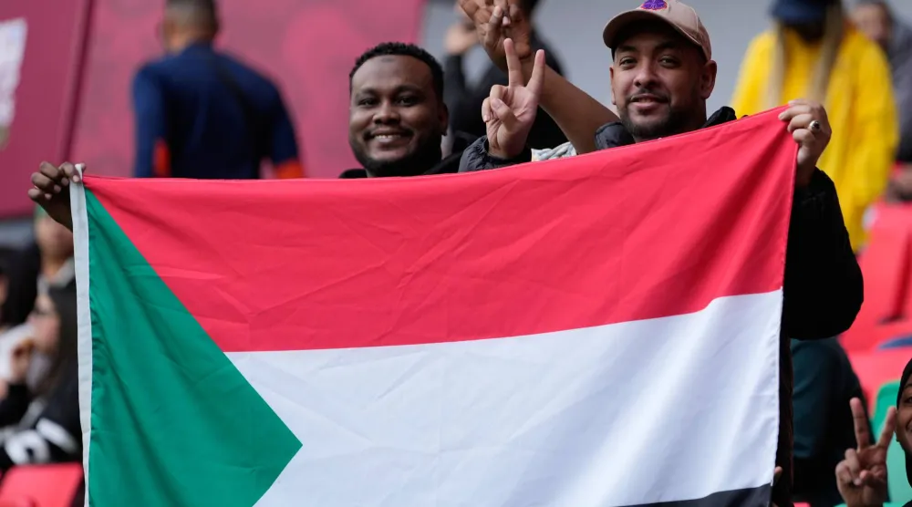 مشجع سوداني يساند منتخب بلاده خلال مباراته أمام الجزائر (أ.ب)