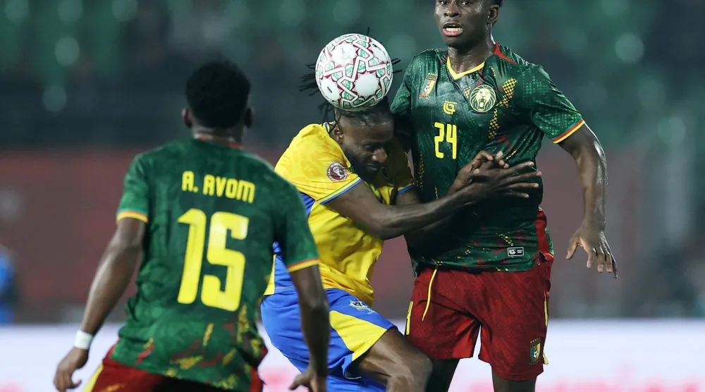 باليبا في صراع مع لاعب الغابون أندريه بوكو خلال مباراة المنتخبين الماضية (أ.ف.ب)