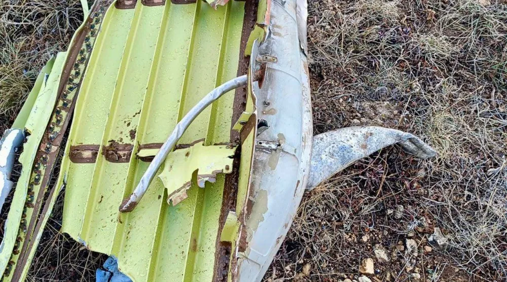 أجزاء من حطام الطائرة المنكوبة التي كانت تقلّ الحداد ورفاقه (وزارة الداخلية بغرب ليبيا)