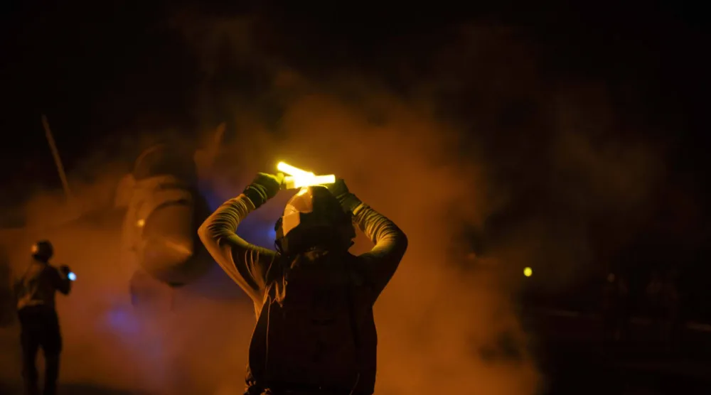 صورة وزعتها البحرية الأميركية تُظهر حاملة الطائرات أيزنهاور خلال إجراء عمليات طيران (أرشيفية - إ.ب.أ)