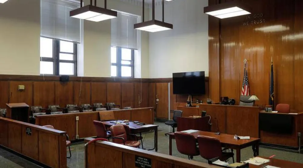 قاعة محكمة فارغة في ولاية نيويورك الأميركية (رويترز)