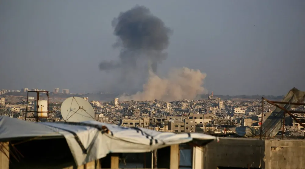  Gazze'nin Beyt Lahya kentinin kuzeydoğusundaki Yeşil Hat içinde İsrail ordusu tarafından gerçekleştirilen patlamaların ardından duman yükseliyor (AFP)
