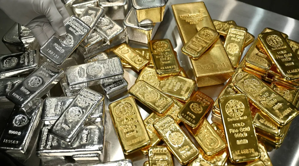 سبائك من الذهب والفضة مكدّسة داخل غرفة خزائن الودائع الآمنة في دار «برو أوروم» في ميونيخ (رويترز)