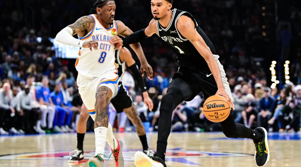 الفرنسي فيكتور ويمبانياما تألق في فوز سبيرز على ثاندر (أ.ب)