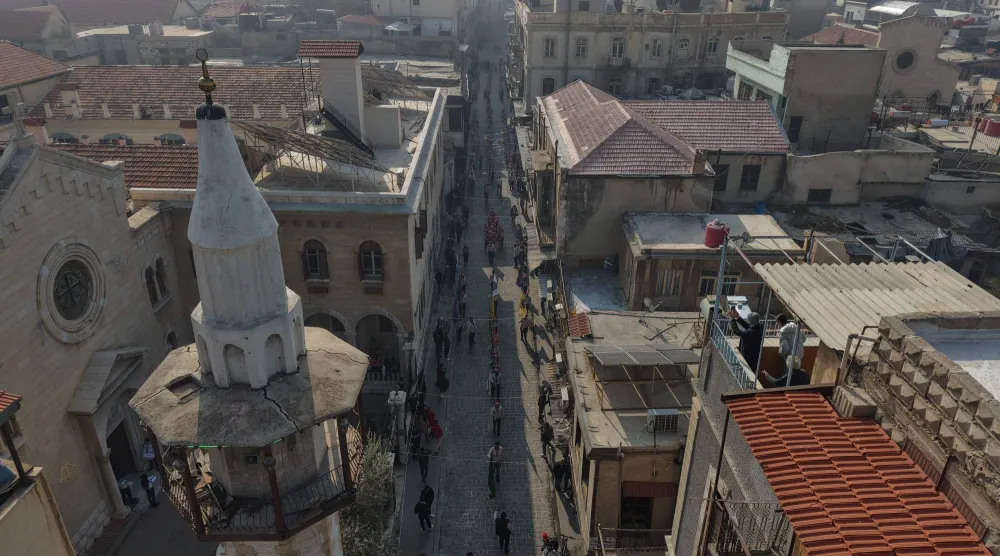 كشافة سوريون يسيرون في شارع بمدينة دمشق القديمة (أ.ف.ب)