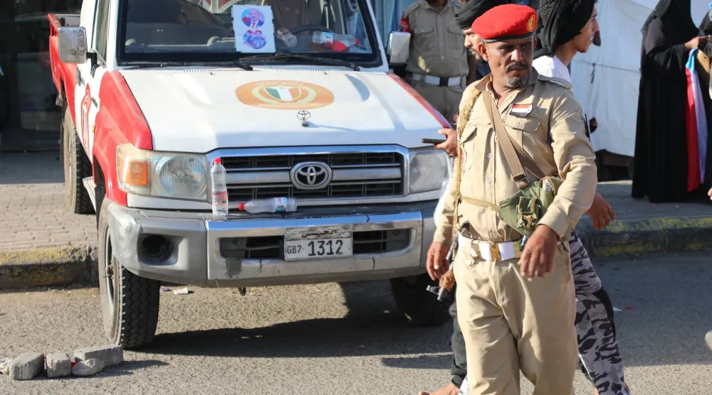 قوات تُدير نقطة تفتيش أمنية في مدينة عدن خلال مسيرة تُطالب باستقلال جنوب اليمن (إ.ب.أ)