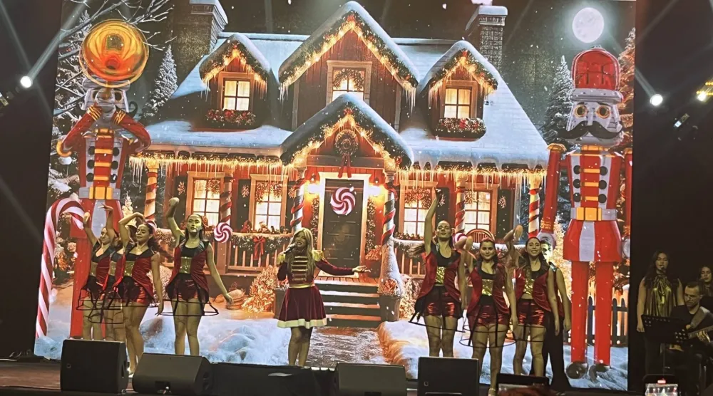 ديكورات تنسجم مع المناسبة حضرت على الخشبة (الشرق الأوسط)