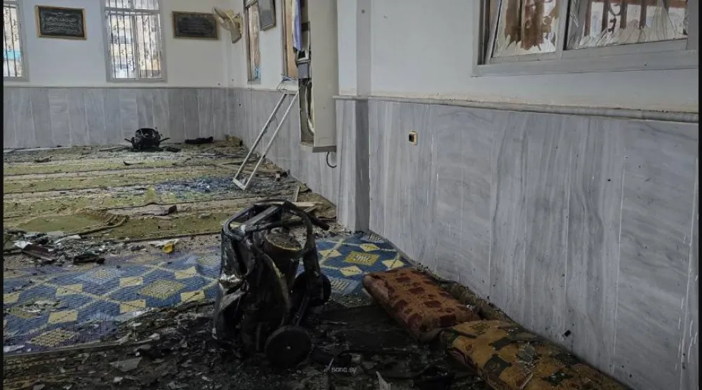 الدمار يظهر داخل مسجد في مدينة حمص بوسط سوريا جراء انفجار (سانا)