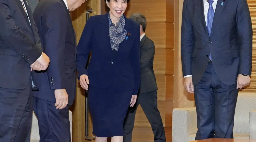 رئيسة الوزراء اليابانية ساناي تاكايتشي لدى وصولها إلى مقر الحكومة يوم الجمعة لبحث الموازنة الجديدة (رويترز)