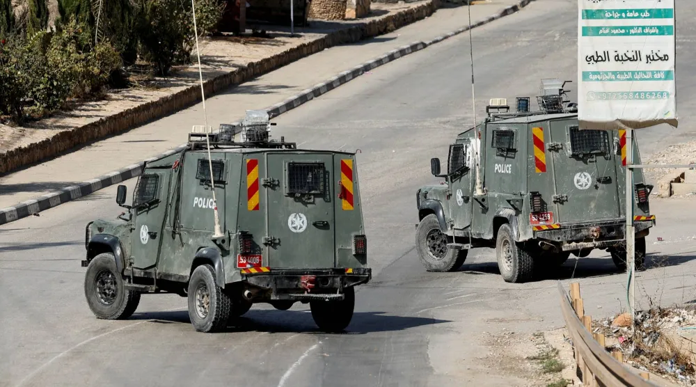 مركبات للشرطة الإسرائيلية تعمل أثناء مداهمة في الضفة الغربية... 9 نوفمبر 2024 (رويترز)