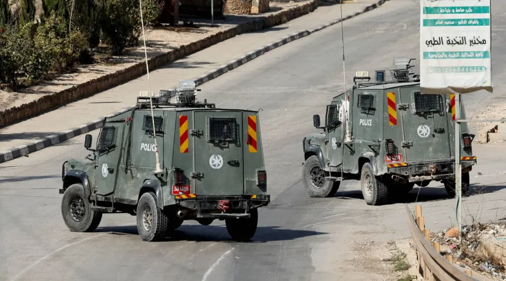 İsrail polis araçları, Batı Şeria'da düzenlenen bir baskın sırasında (Arşiv-Reuters)