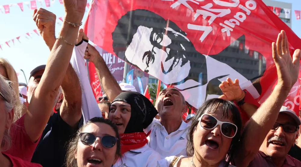 متظاهرون يرفعون صورة لرئيس بلدية إسطنبول أكرم إمام أوغلو مطالبين بإطلاق سراحه (حزب الشعب الجمهوري - إكس)