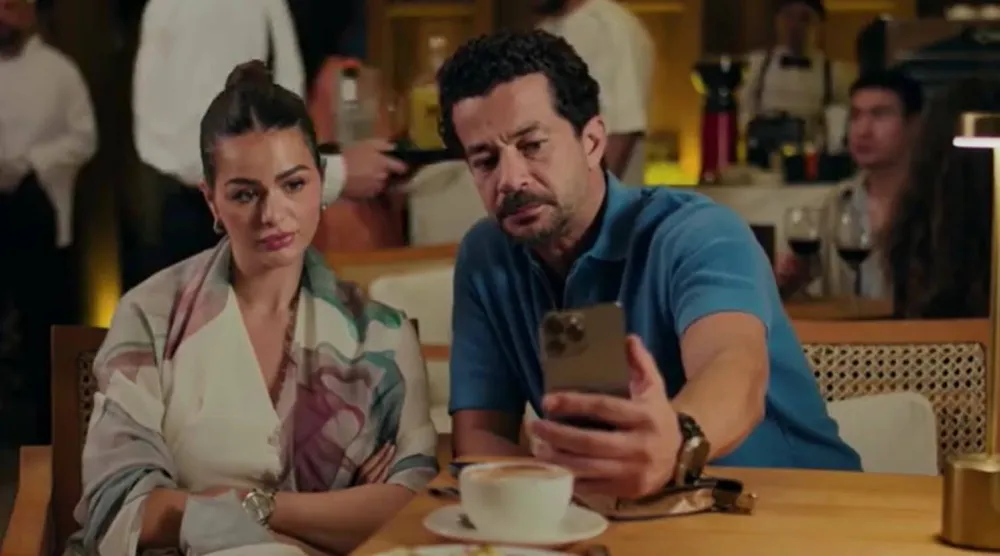 شريف سلامة وهنادي مهنا في لقطة من مسلسل «سنجل ماذر فاذر» (إم بي سي)