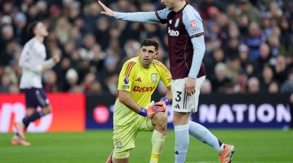 فيكتور لينديلوف لاعب أستون فيلا (رويترز)