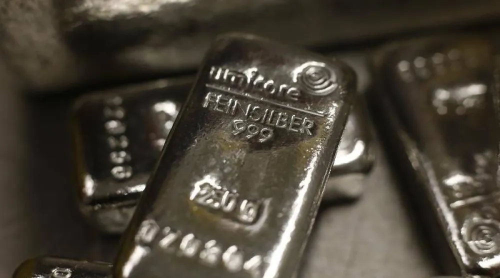 سبائك الفضة على طاولة داخل غرفة خزائن الودائع الآمنة في دار الذهب «برو أوروم» بمدينة ميونيخ (رويترز)