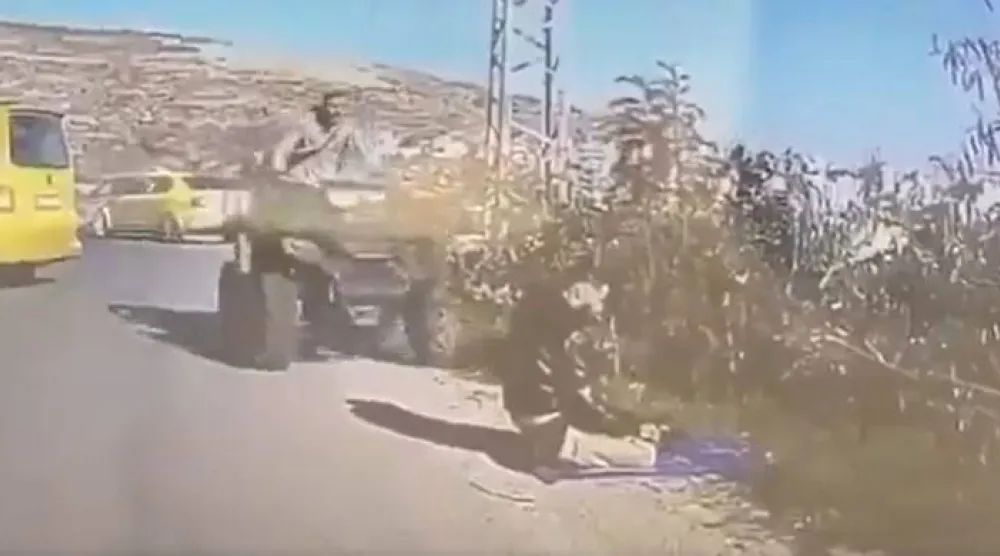 جندي احتياط إسرائيلي يصدم فلسطينياً بسيارته أثناء الصلاة بالضفة الغربية