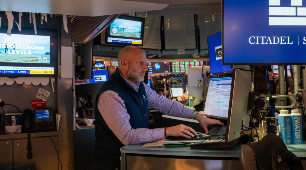 متداول يعمل في بورصة نيويورك (أ.ف.ب)