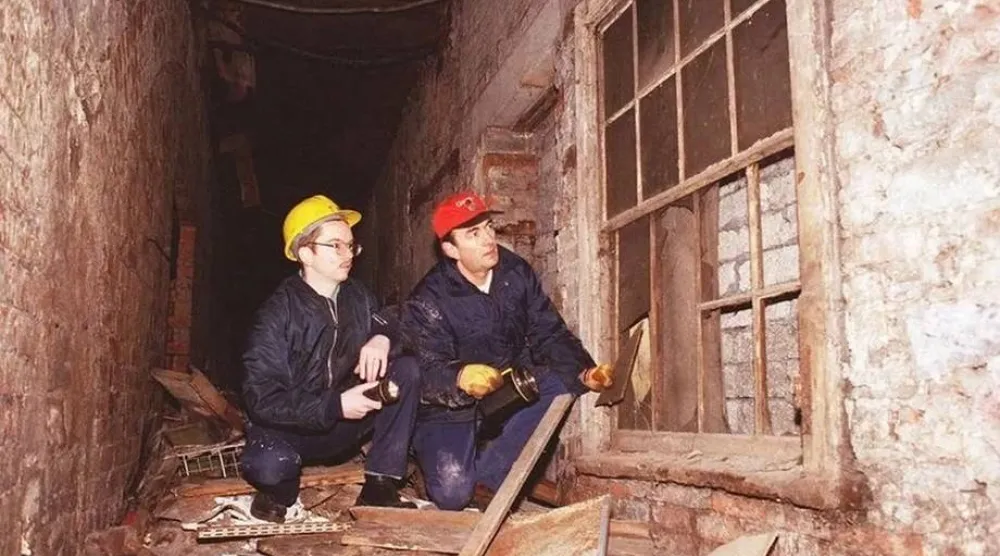 يضم الشارع المدفون محالاً تجارية وطريقاً قديماً (إنستغرام)