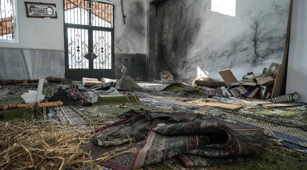 آثار الانفجار في مسجد علي بن أبي طالب بحمص (د.ب.أ)