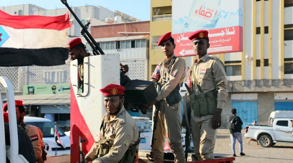 قوات في عدن خلال مسيرة مؤيدة للمجلس الانتقالي الجنوبي المطالب بالانفصال عن شمال اليمن (إ.ب.أ)