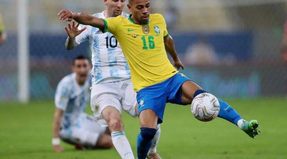 الظهير الأيسر البرازيلي رينان لودي (رويترز)