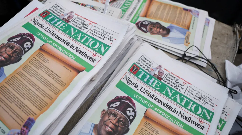 تُعرض الصفحات الأولى من الصحف التي تُغطي الغارات الجوية الأميركية على مقاتلي «تنظيم الدولة الإسلامية» في نيجيريا وفقاً لتصريحات الرئيس الأميركي دونالد ترمب والجيش الأميركي في كشك لبيع الصحف في لاغوس بنيجيريا بتاريخ 26 ديسمبر (كانون الأول) 2025 (رويترز)