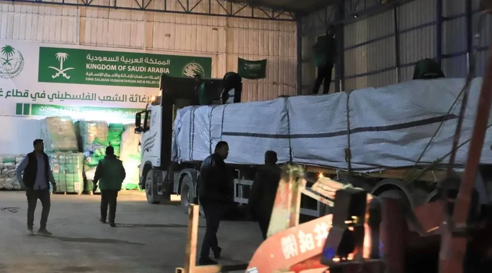 جانب من وصول القافلة الإغاثية السعودية إلى وسط قطاع غزة الخميس (واس)