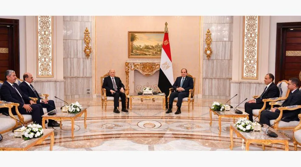 الرئيس المصري عبد الفتاح السيسي خلال لقاء سابق مع رئيس المجلس الرئاسي اليمني بالقاهرة في نوفمبر 2024 (الرئاسة المصرية)