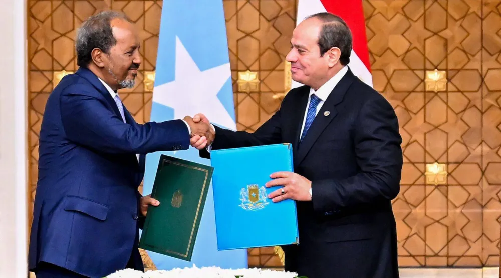 الرئيس المصري عبد الفتاح السيسي ونظيره الصومالي حسن شيخ محمود يوقِّعان في يناير 2025 إعلاناً مشتركاً لترفيع العلاقات إلى «شراكة استراتيجية شاملة» (الرئاسة المصرية)