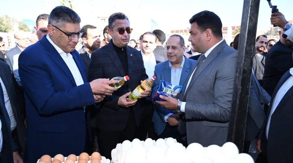 وزير التموين المصري شريف فاروق أثناء تفقده أحد الأسواق بالقاهرة (وزارة التموين المصرية)