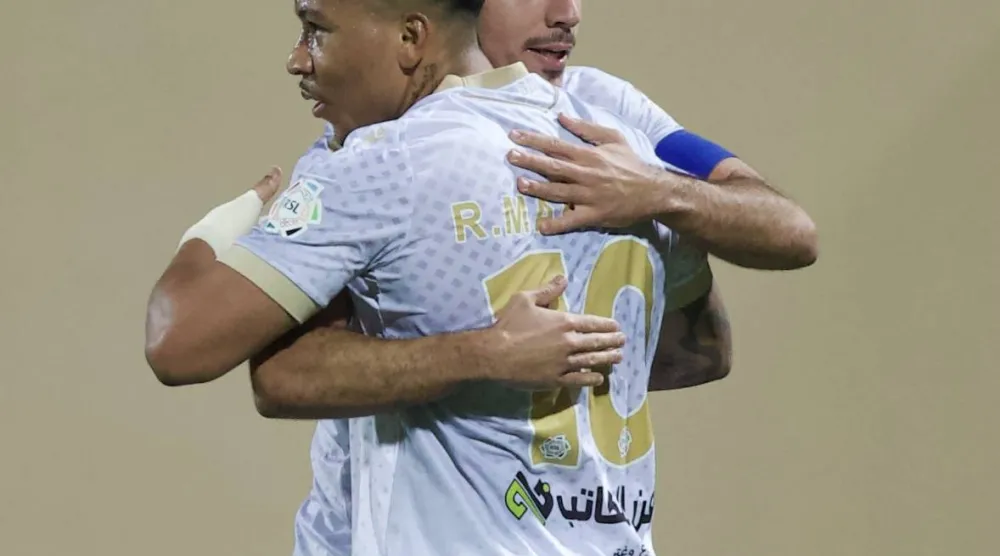 فرحة التعاون بالهدف الأول (تصوير: نايف العنزي)