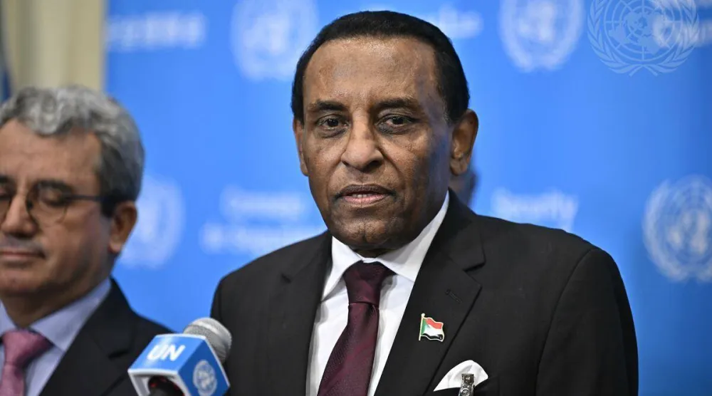 رئيس الحكومة الانتقالية في السودان كامل إدريس متحدثاً مع الصحافيين في نيويورك الاثنين (الأمم المتحدة)