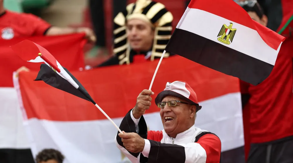 مشجع مصري يساند فريقه خلال مباراة جنوب أفريقيا (أ.ف.ب)