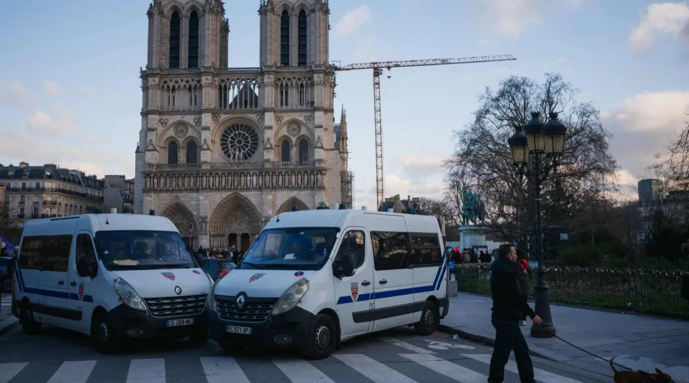 سيارات شرطة في باريس (أ.ف.ب)