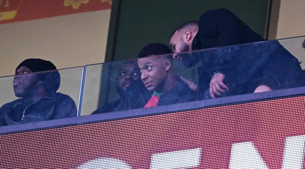 مبابي يتابع المباراة من المدرجات (أ.ف.ب)