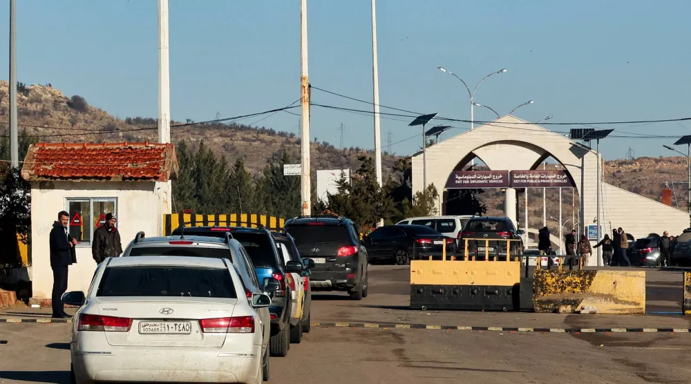 أرشيفية لسيارات تصطفّ لدخول لبنان بعد الإطاحة ببشار الأسد بالقرب من الحدود اللبنانية السورية (رويترز)
