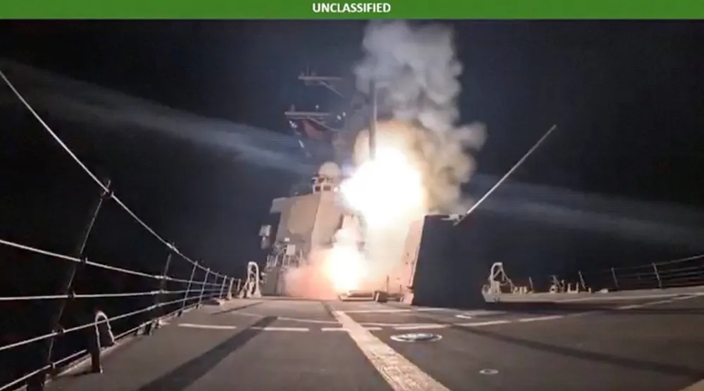 صورة مأخوذة من فيديو نشرته وزارة الحرب الأميركية تُظهر إطلاق صاروخ من سفينة عسكرية في موقع غير محدد 25 ديسمبر (رويترز)