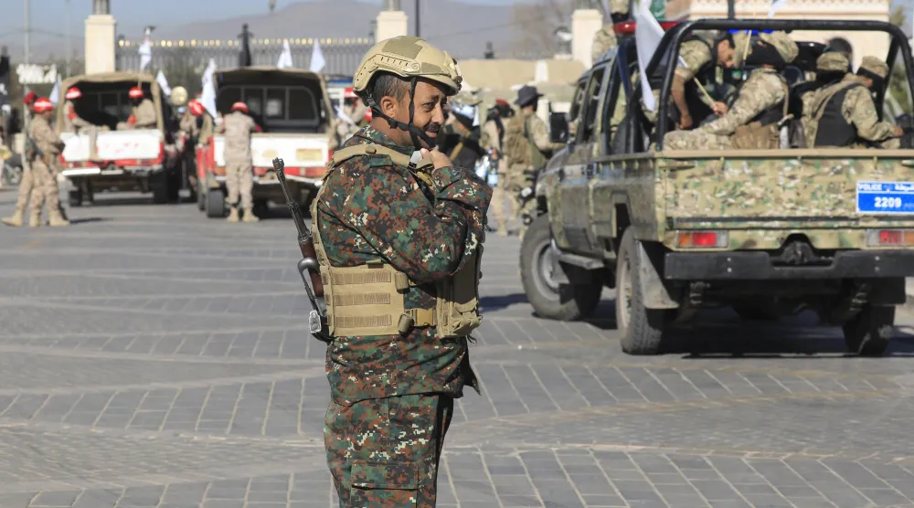 
الحوثيون يتربصون بالحكومة اليمنية مستغلين الخلافات بين مكونات الشرعية (إ.ب.أ)