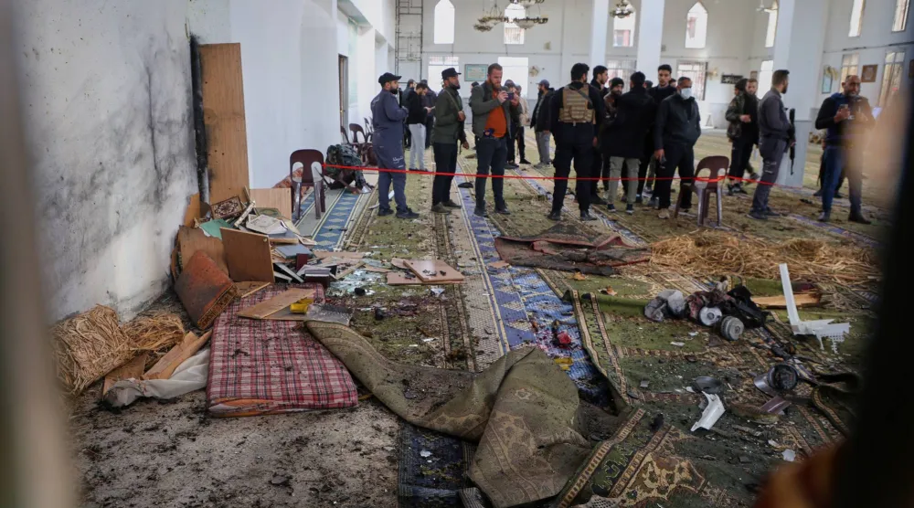 عناصر أمن يعاينون الأضرار التي خلفتها عبوة ناسفة أثناء صلاة الجمعة في مسجد بحمص أمس (أ.ب)