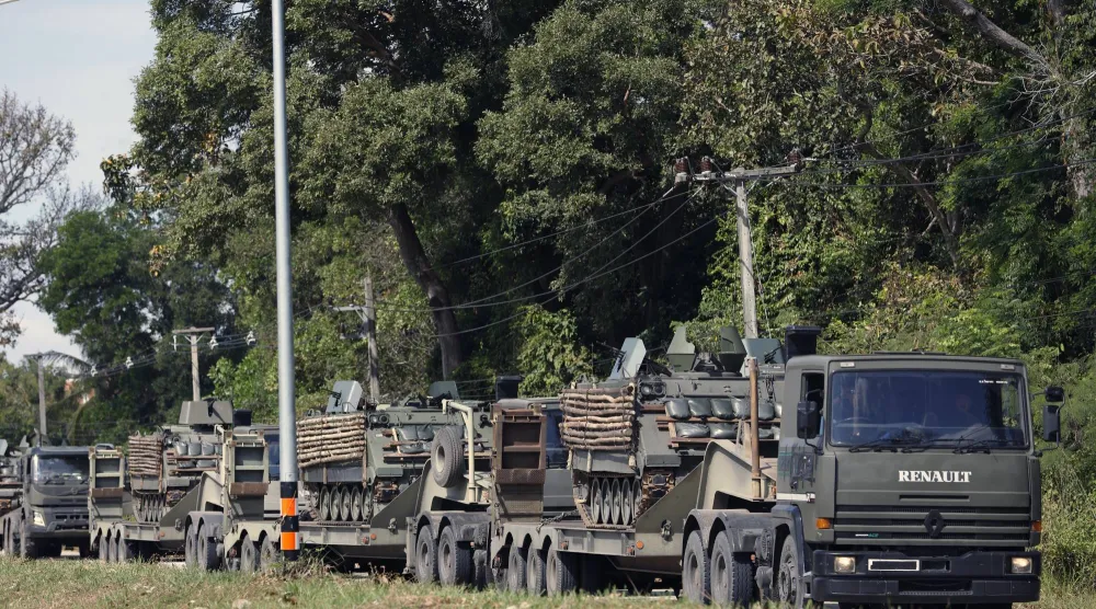 أرشيفية لآليات عسكرية تايلاندية تتوجه نحو الحدود مع كمبوديا (إ.ب.أ)