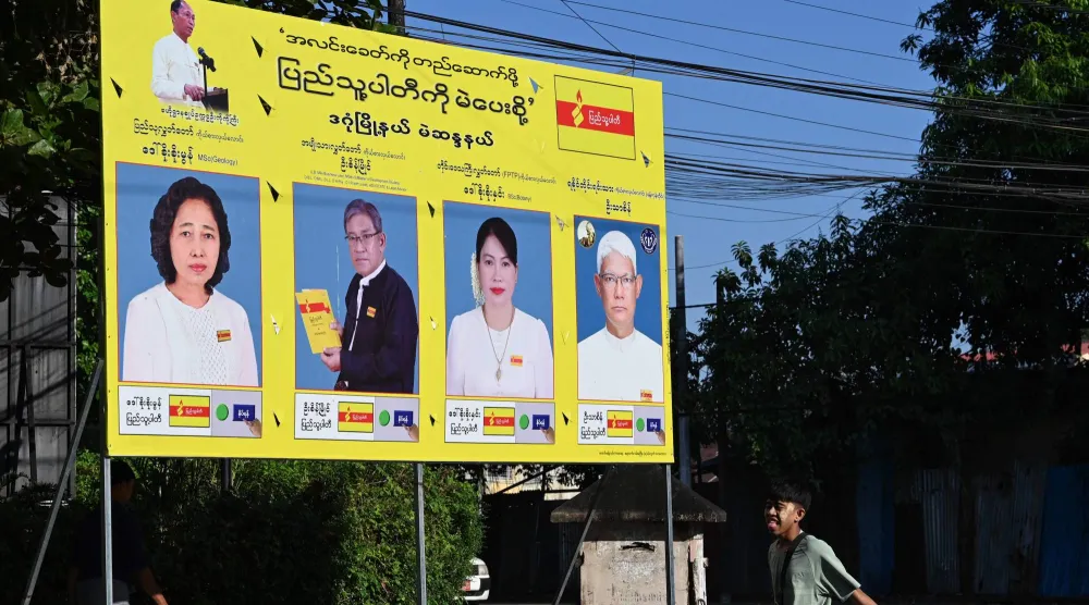 لوحة إعلانية تحمل صور مرشحين من حزب الشعب في رانغون (أ.ف.ب)