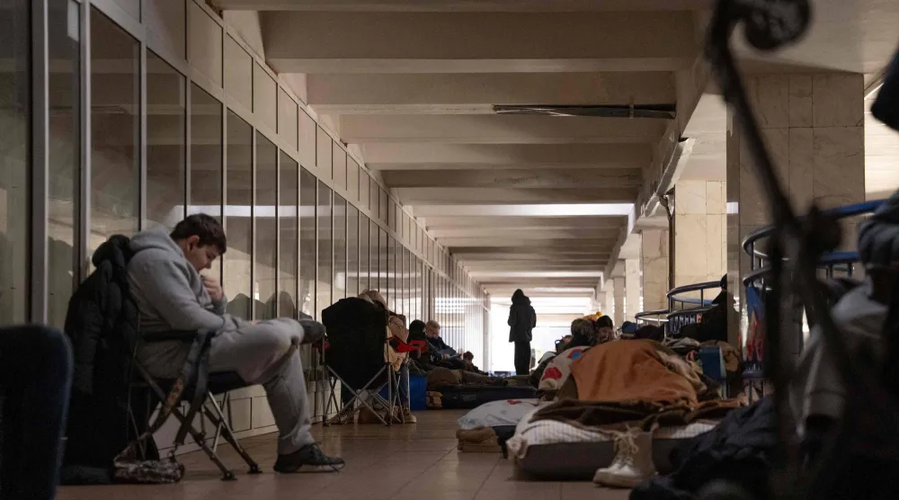 مواطنون يلجأون إلى محطة مترو الأنفاق خلال الغارات الجوية الروسية على كييف (أ.ف.ب)