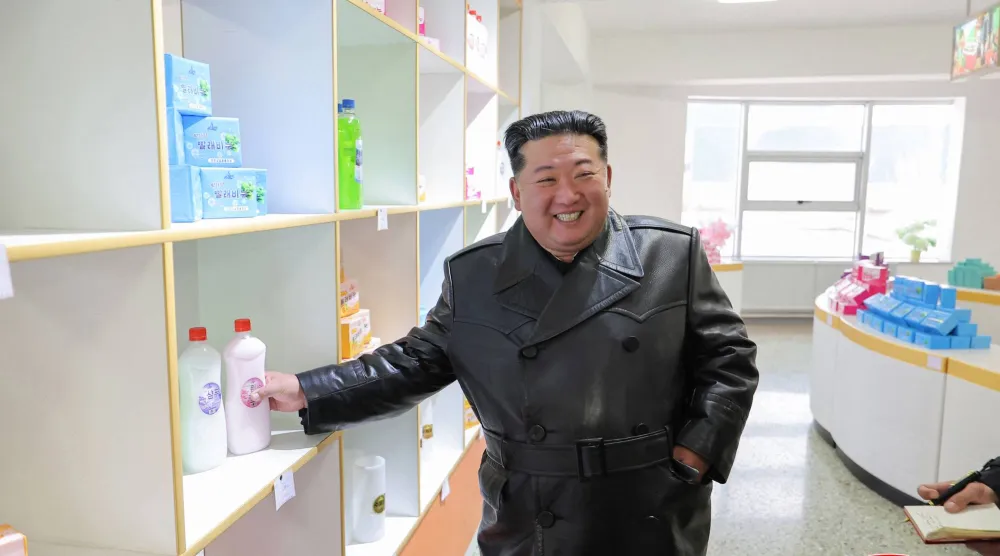 الزعيم الكوري الشمالي كيم جونغ أون يزور منشأة صناعية جديدة بمقاطعة هوانغهاي يوم 18 ديسمبر الجاري (أ.ف.ب)