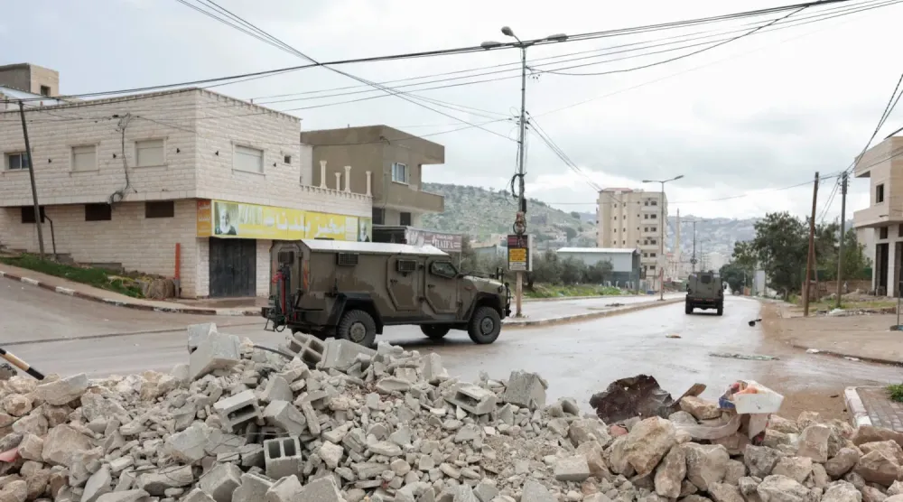 İsrail'in Cenin yakınlarındaki Kabatiya kasabasına düzenlediği baskında askeri araçlar çalışıyor (Reuters)