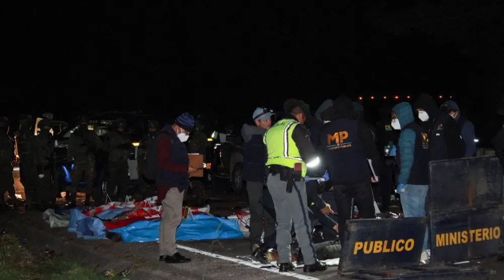 Olay yerindeki polis memurları (AFP)