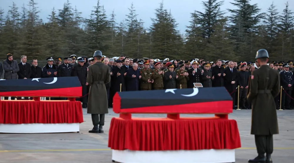 يؤدي المسؤولون الصلاة بجوار نعوش رئيس أركان الجيش الليبي محمد علي أحمد الحداد وسبعة مسؤولين آخرين الذين لقوا حتفهم إثر تحطم طائرتهم بعد نحو 30 دقيقة من إقلاعها من أنقرة متجهة إلى طرابلس وذلك خلال مراسم نقل الجثامين إلى ليبيا من أنقرة (رويترز)