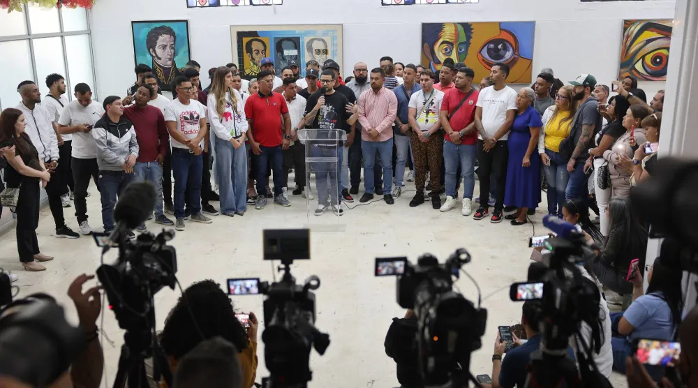 فنزويليون يتحدثون عن أوضاعهم في السلفادور (إ.ب.أ)