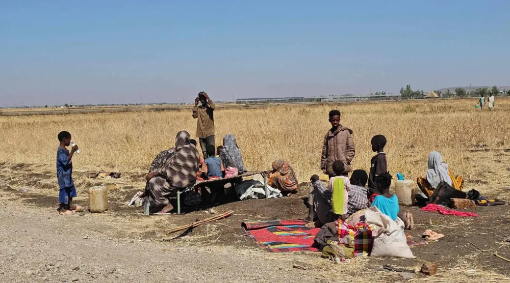  Yerinden edilmiş Sudanlılar, Sudan'ın doğusundaki El-Kadarif şehrinde geceyi geçiriyor (AFP)